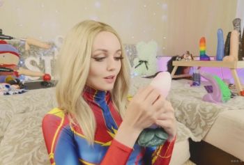 Опытная девушка порнуха 2022 в костюме Капитан Марвел тестирует новые Секс-игрушки