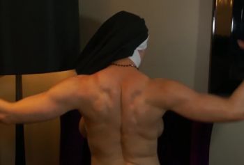 Мускулистая монашка порно онлийн унижает тебя сравнением мышц