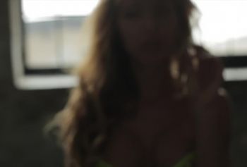 Сексуальная русская porno 2022 блондинка раздевается, показывая большие сиськи и круглую попку