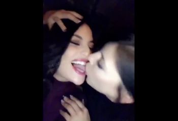 Время язычков. новое порно 2 девчонки делятся очень страстным поцелуем