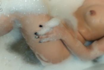 Любит купать порно года в ванной и играть со своей пусей))