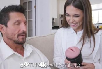 TINY4k - sex Падчерица Райли Рейд использует подарок на день отца со своим отчимом