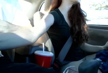 Рисковый публичный порно мобільне хэндджоб и кончание в рот рыжей девушке в машине