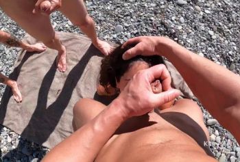 Пустили по порево лесби кругу девку на публичном пляже . Двойной вагинал и буккаке