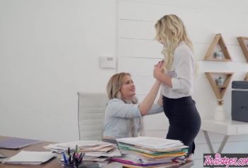 Секси босс  Kenzie Taylor отшлёпала свою новую ассистентку Britney Light