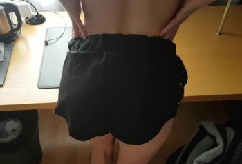 Он растягивает порно відео мою киску и кончает на задницу
