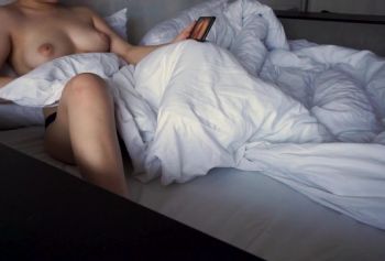 Сисястая детка поно начинает своё утро с порно Leolulu