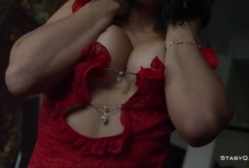 Горячая брюнетка ебля Эшли снимает свое красное платье и дразнит в эксклюзивном видео