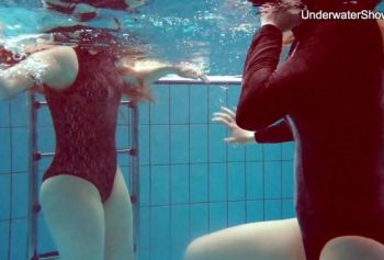 Горячие лесбиянки porno Диана и Симона играют под водой