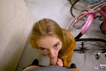 Real Teens порно відео - Узкую киску русской миниатюрной девчонки растягивают членом